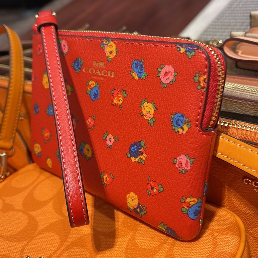 Coach Corner Zip Wristlet With Mini Vintage Rose Print
IM/Miami Red Multi - Picture 10 of 16